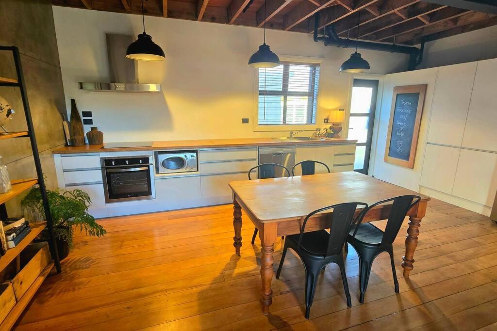 Apartment 4 - Haddin Court - Chic Ny Loft Style بلينهايم المظهر الخارجي الصورة