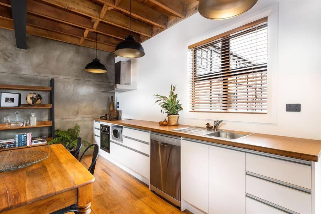 Apartment 4 - Haddin Court - Chic Ny Loft Style بلينهايم المظهر الخارجي الصورة