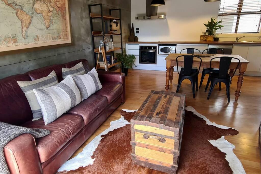 Apartment 4 - Haddin Court - Chic Ny Loft Style بلينهايم المظهر الخارجي الصورة