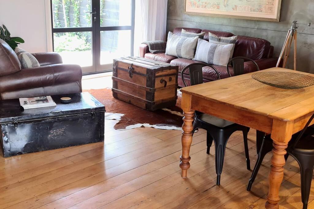 Apartment 4 - Haddin Court - Chic Ny Loft Style بلينهايم المظهر الخارجي الصورة